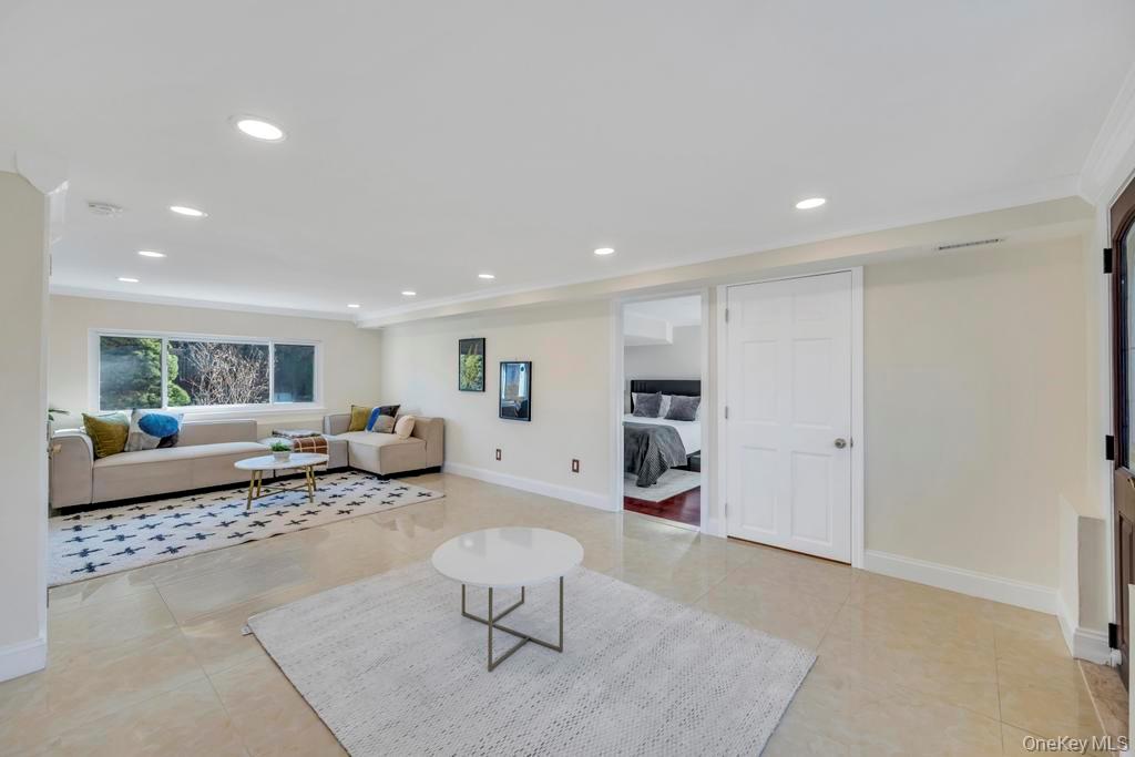 16 Phipps Lane, Plainview, NY 11803