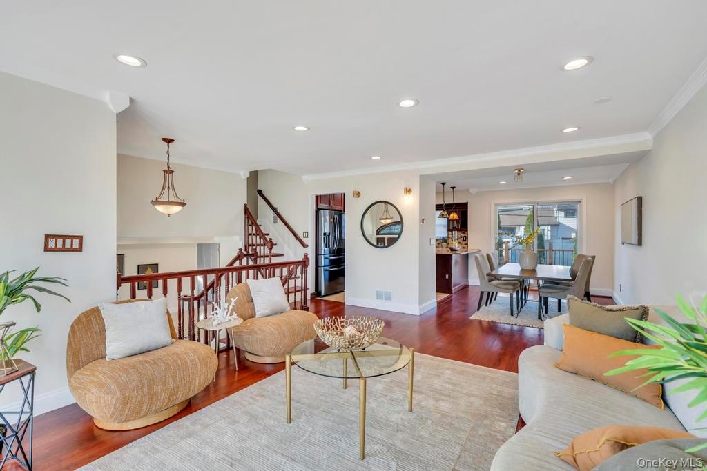 16 Phipps Lane, Plainview, NY 11803