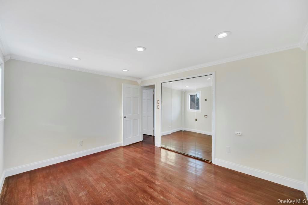 16 Phipps Lane, Plainview, NY 11803