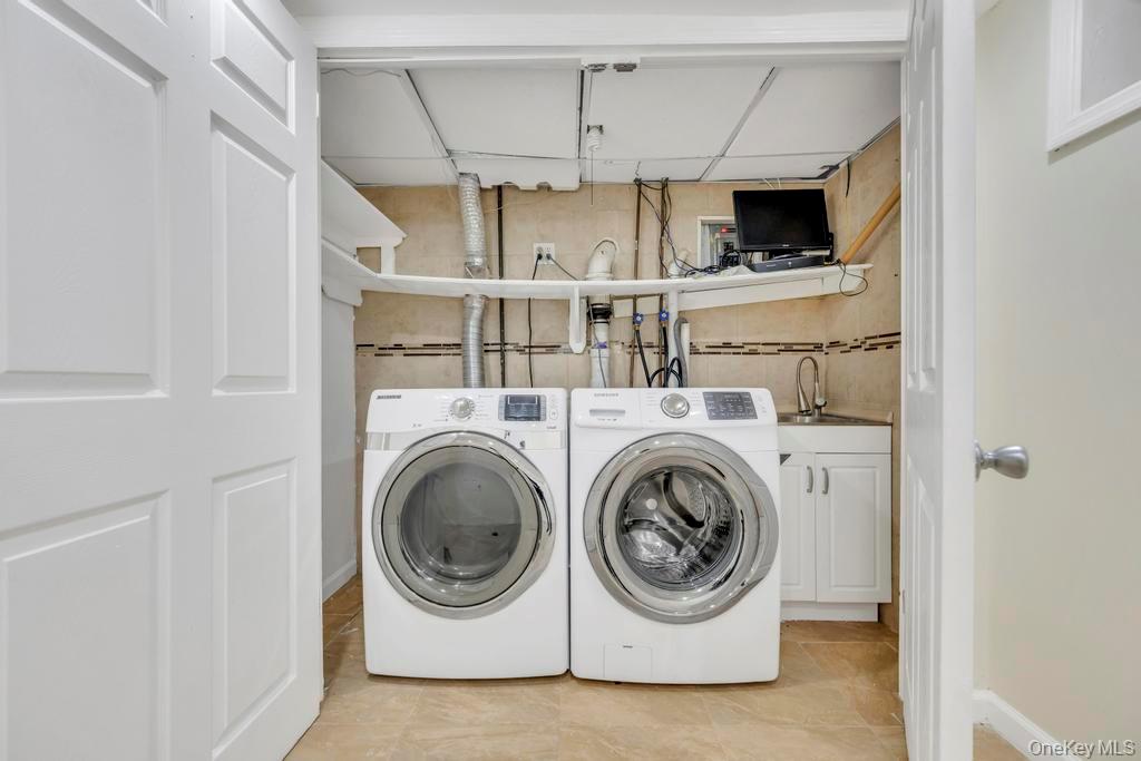 16 Phipps Lane, Plainview, NY 11803