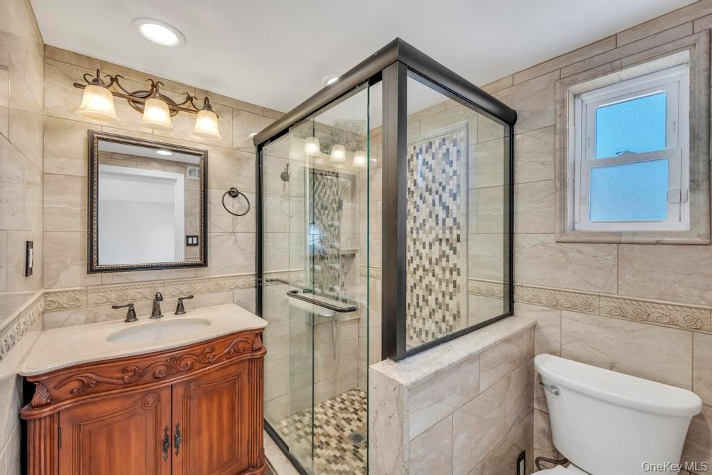 16 Phipps Lane, Plainview, NY 11803