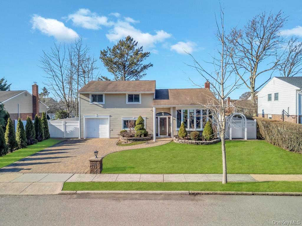 16 Phipps Lane, Plainview, NY 11803