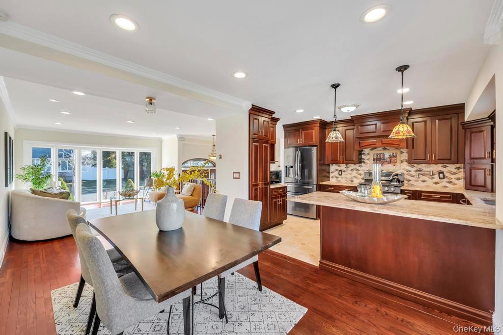 16 Phipps Lane, Plainview, NY 11803