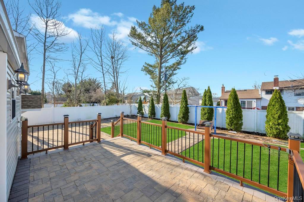 16 Phipps Lane, Plainview, NY 11803