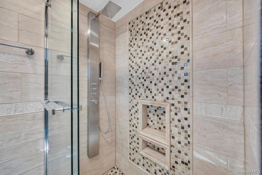 16 Phipps Lane, Plainview, NY 11803