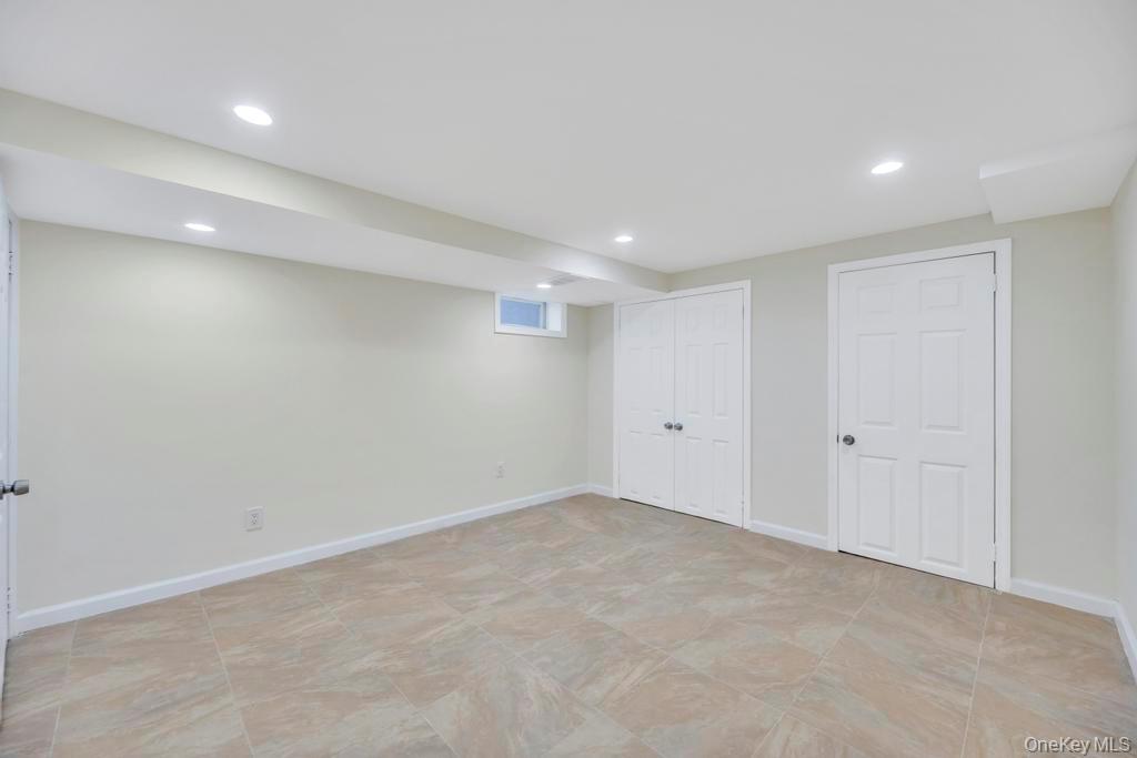 16 Phipps Lane, Plainview, NY 11803