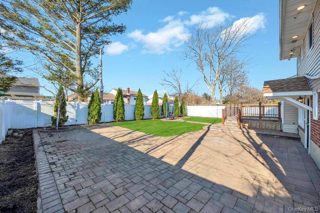 16 Phipps Lane, Plainview, NY 11803