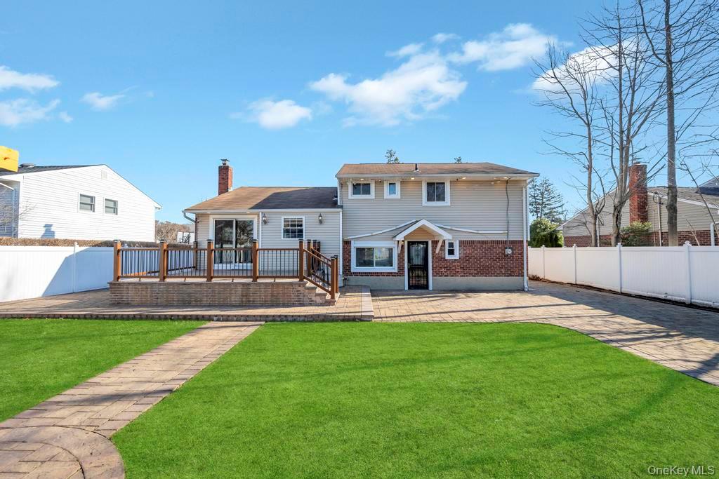 16 Phipps Lane, Plainview, NY 11803