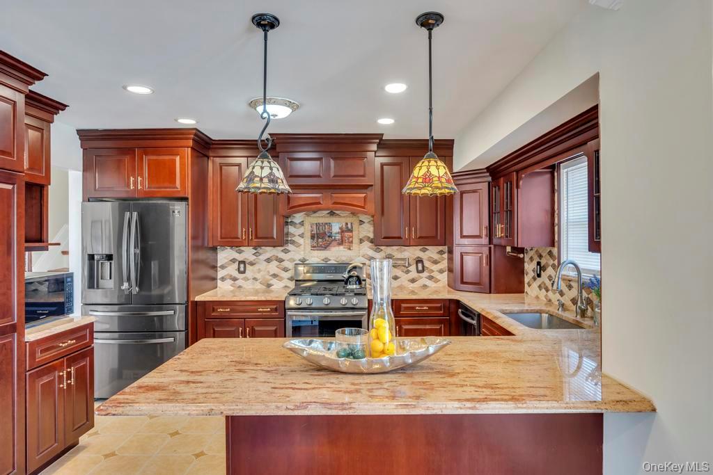 16 Phipps Lane, Plainview, NY 11803