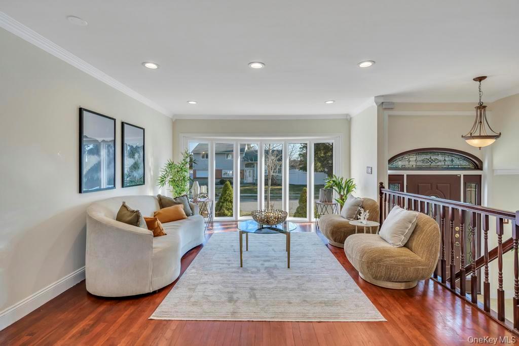 16 Phipps Lane, Plainview, NY 11803