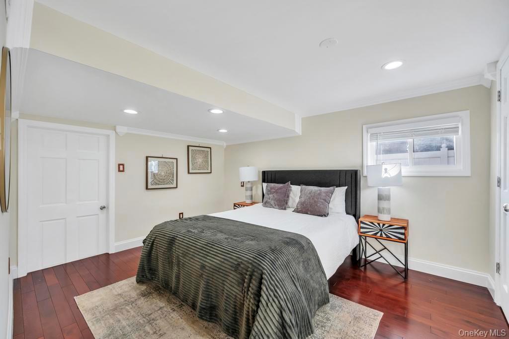 16 Phipps Lane, Plainview, NY 11803