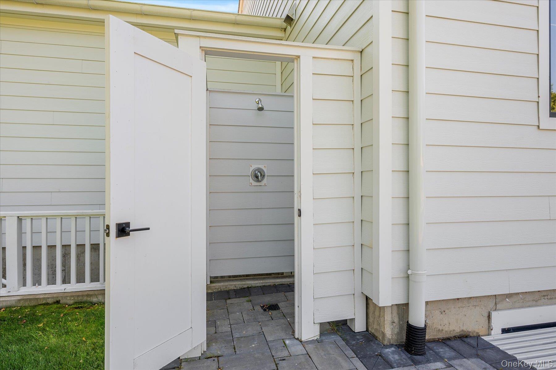 660 Sutton Place, Greenport, NY 11944