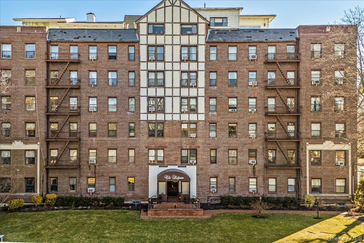 37 Brompton Road # 6D, Great Neck, NY 11021