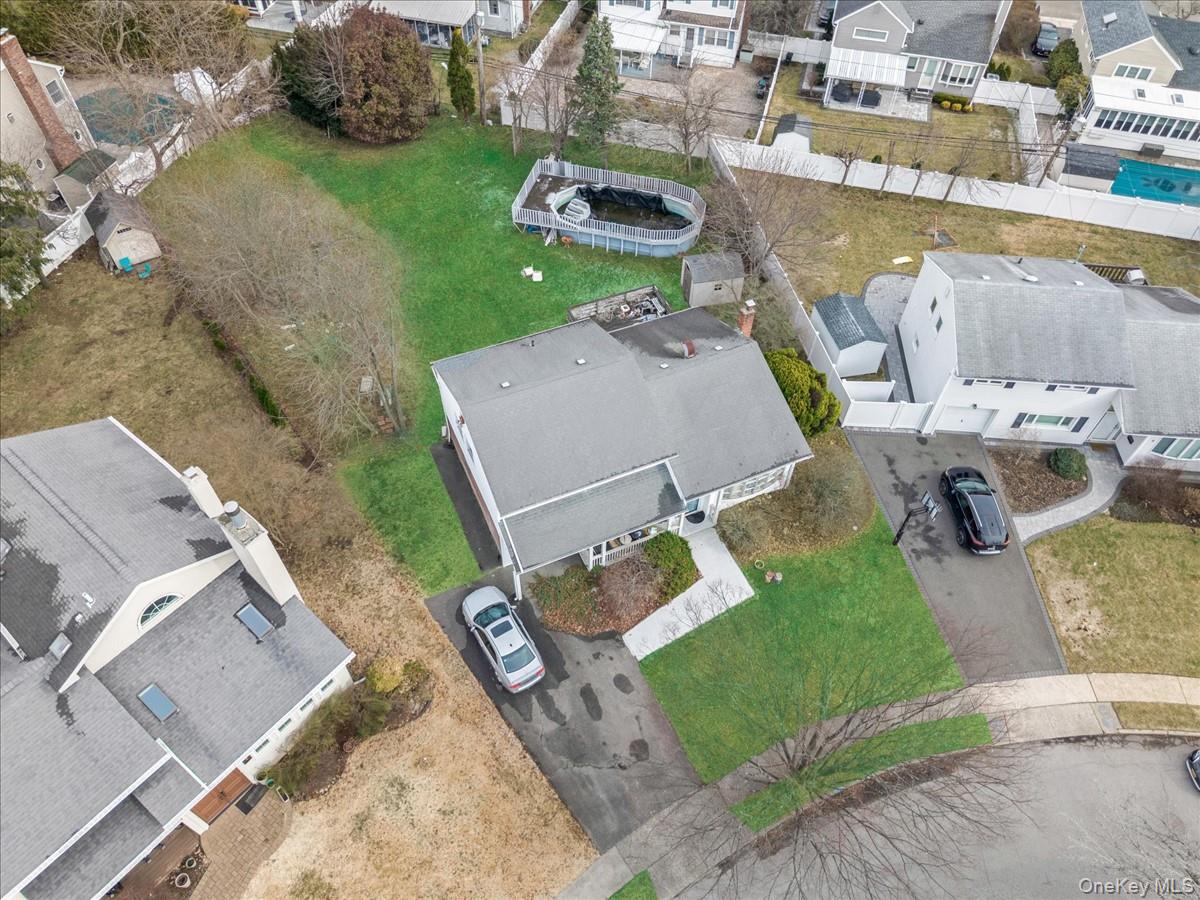 7 Phipps Lane, Plainview, NY 11803