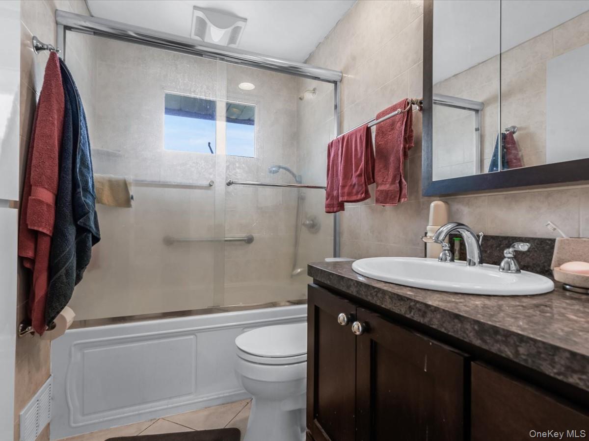 7 Phipps Lane, Plainview, NY 11803