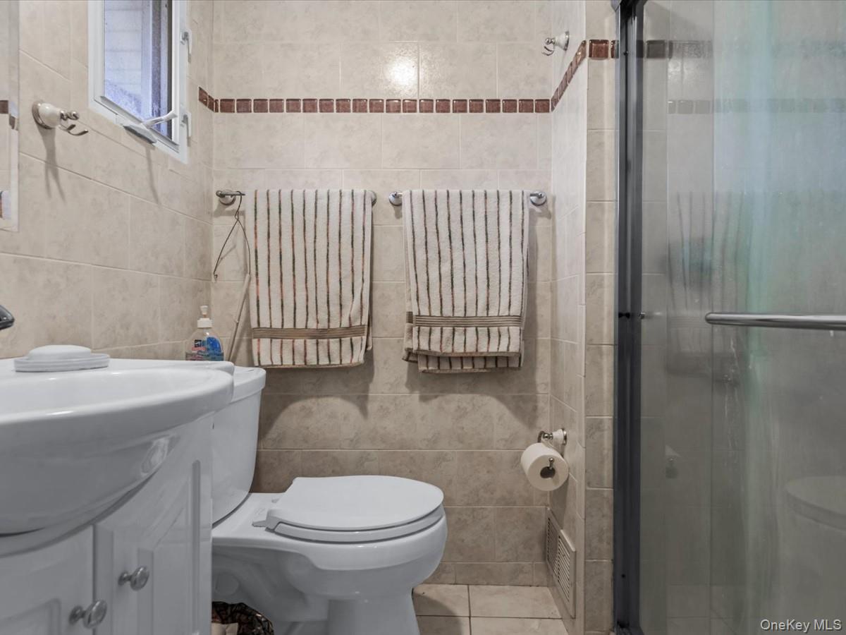 7 Phipps Lane, Plainview, NY 11803