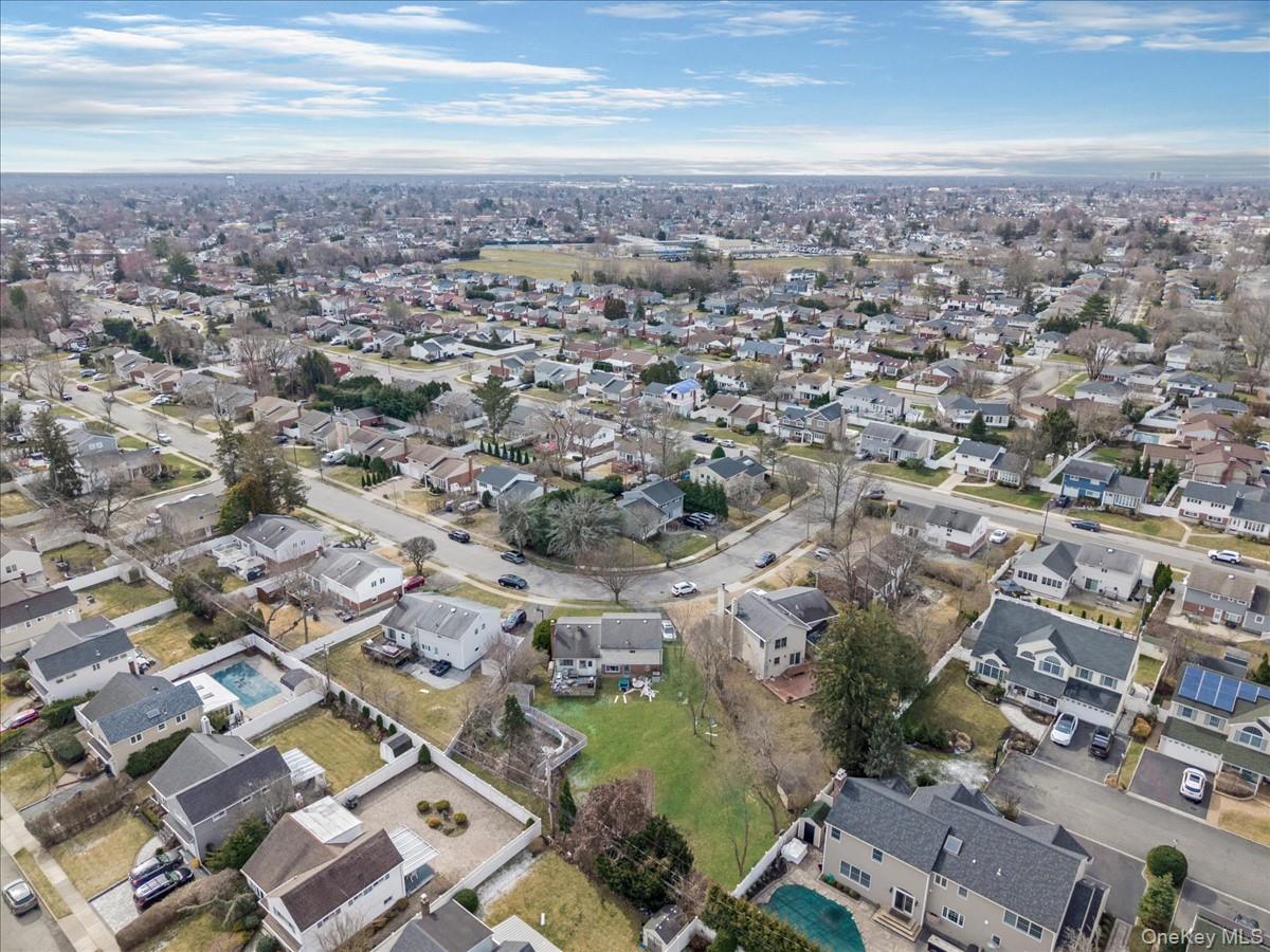 7 Phipps Lane, Plainview, NY 11803