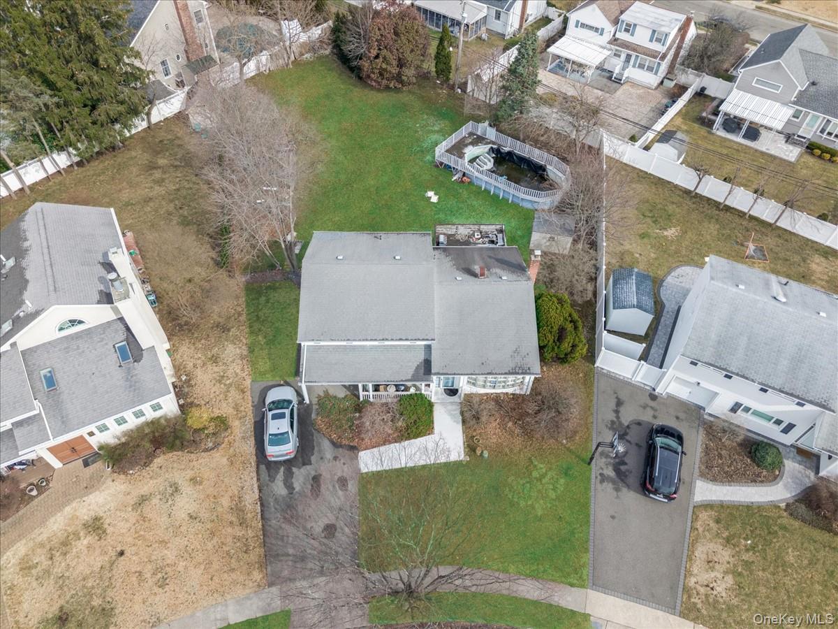 7 Phipps Lane, Plainview, NY 11803