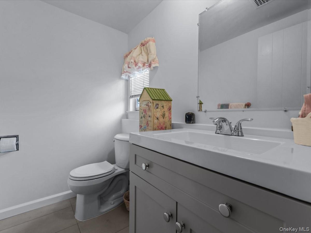 7 Phipps Lane, Plainview, NY 11803