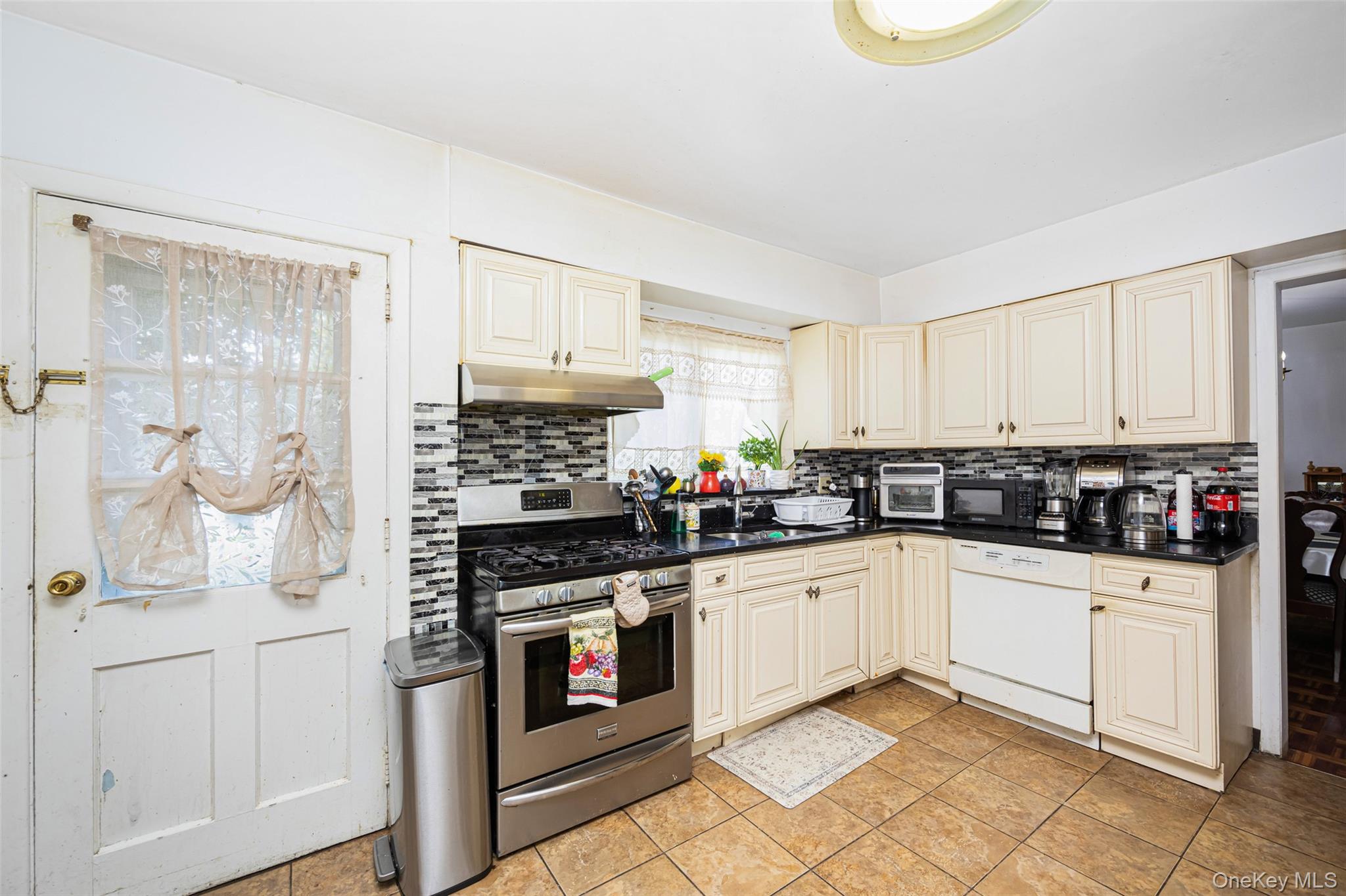 84 Middle Neck Road, Roslyn, NY 11576