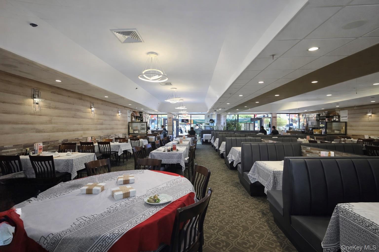 46 E Sunrise Highway, Lindenhurst, NY 11757