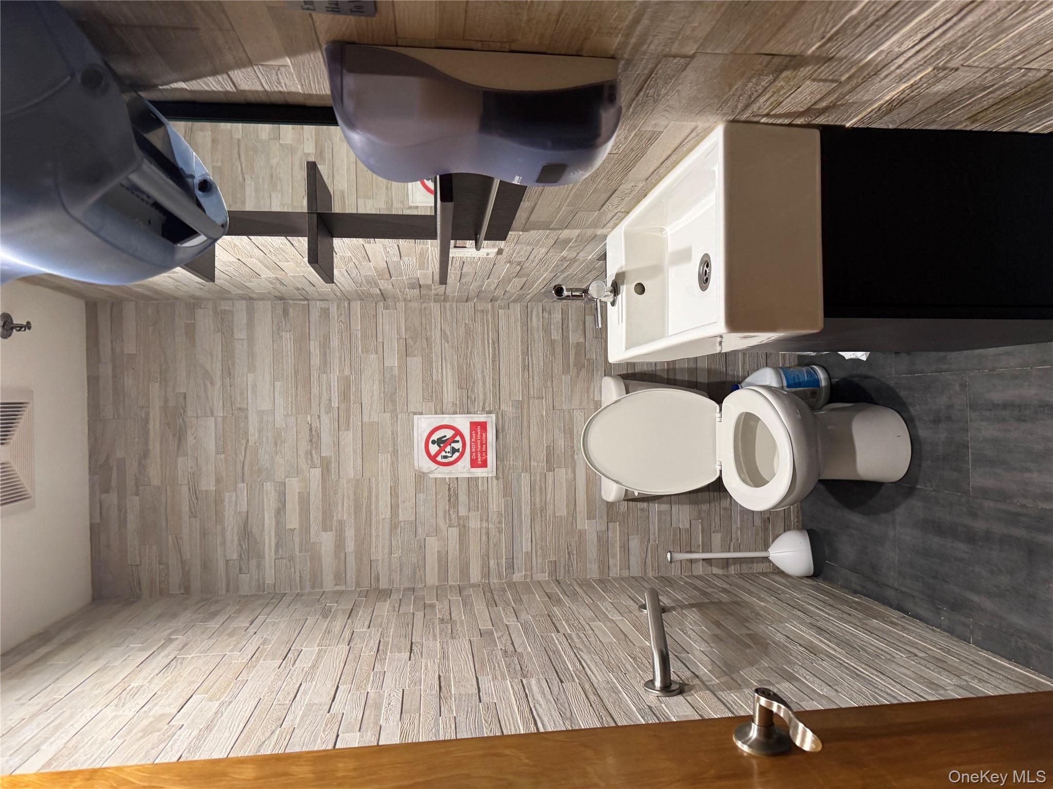 46 E Sunrise Highway, Lindenhurst, NY 11757