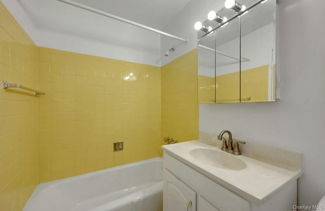 4 Consulate Drive, Tuckahoe, NY 10707