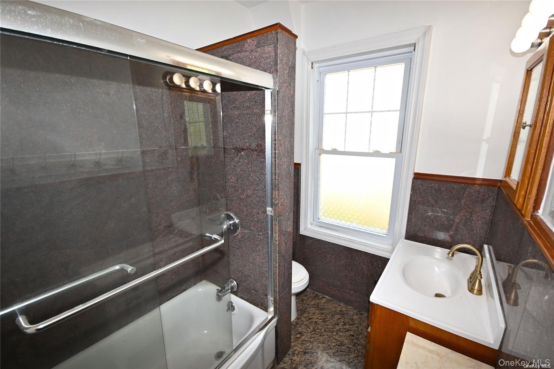 21 Arrandale Avenue, Great Neck, NY 11024