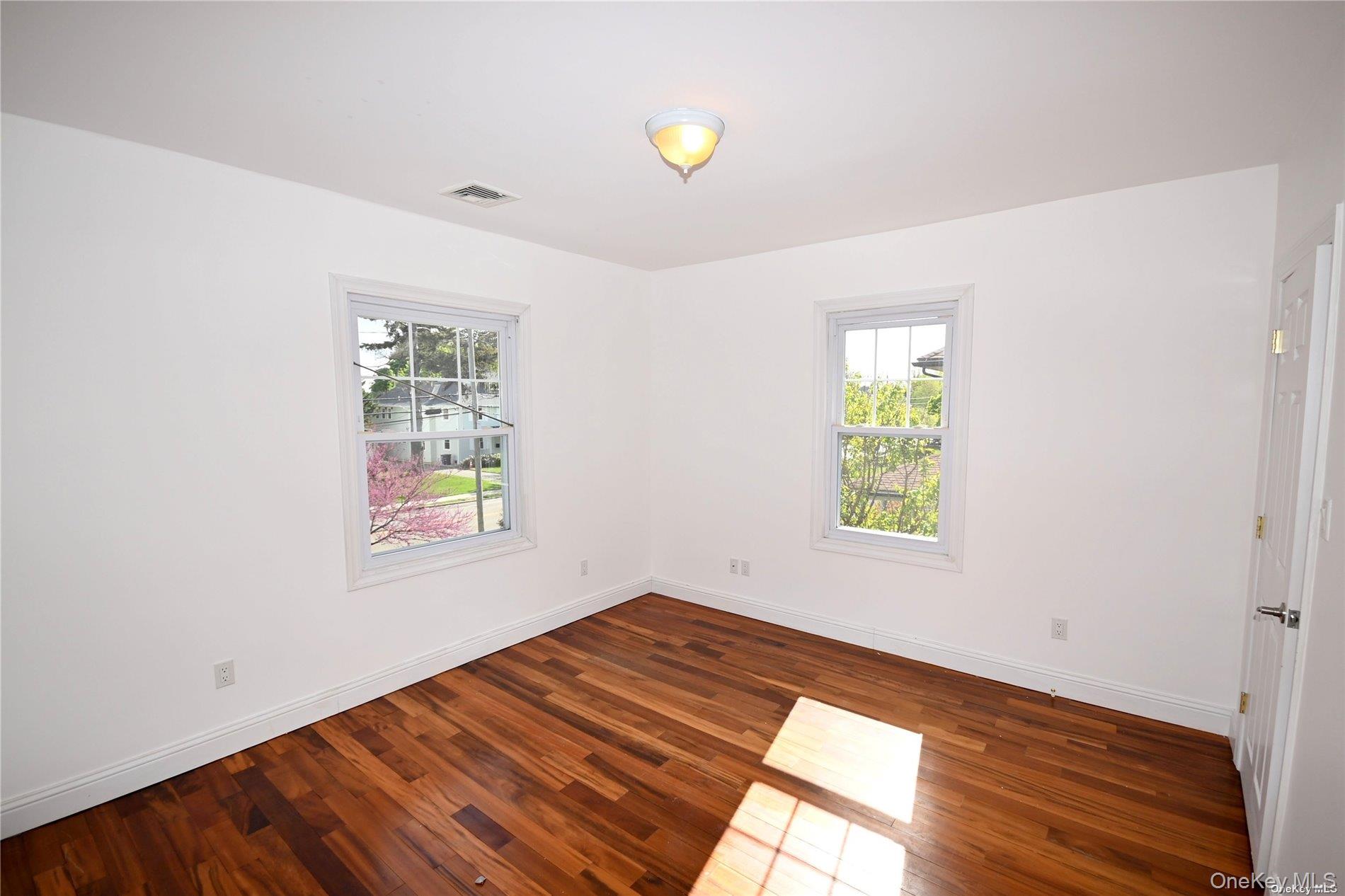 21 Arrandale Avenue, Great Neck, NY 11024