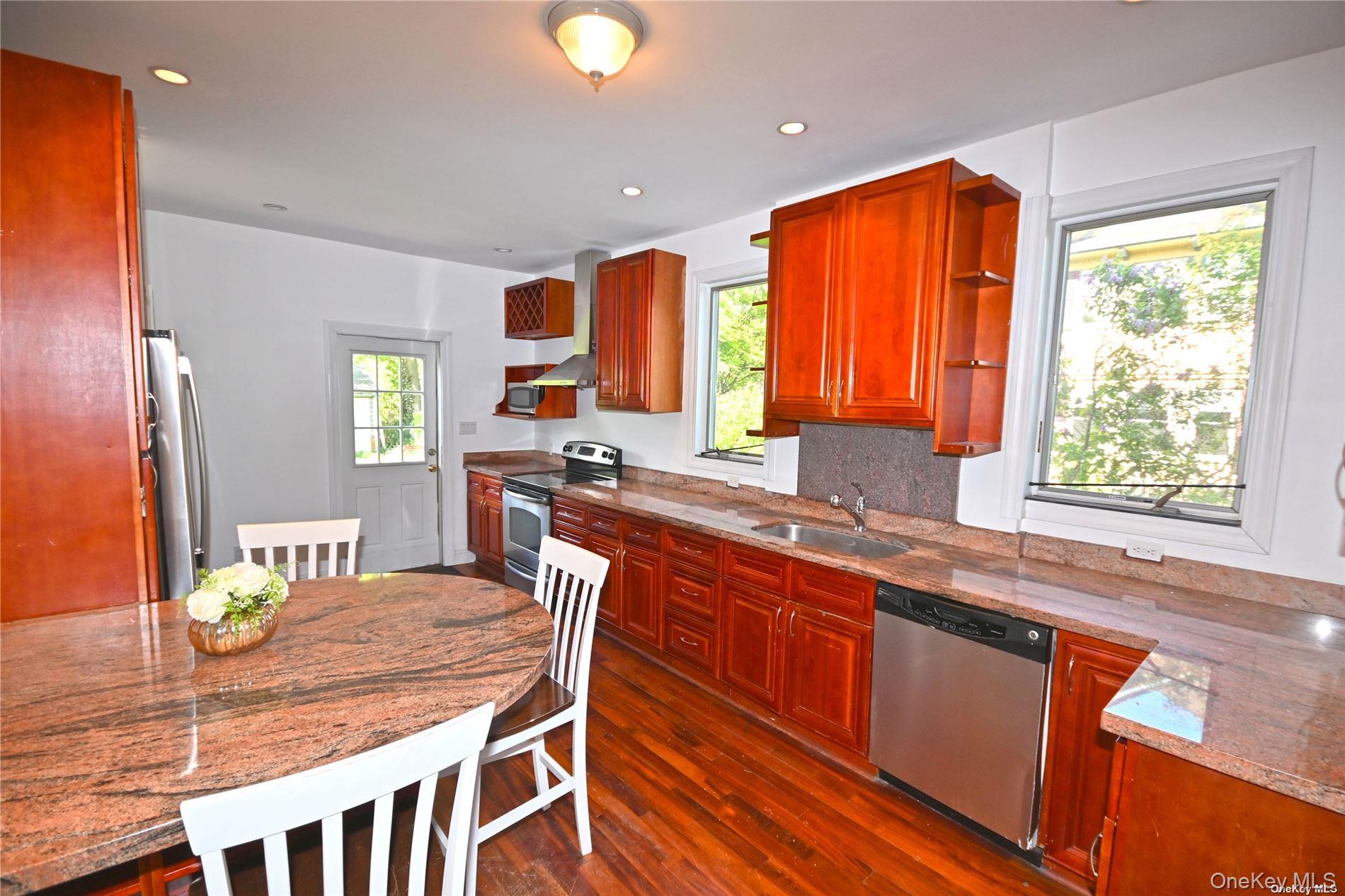 21 Arrandale Avenue, Great Neck, NY 11024