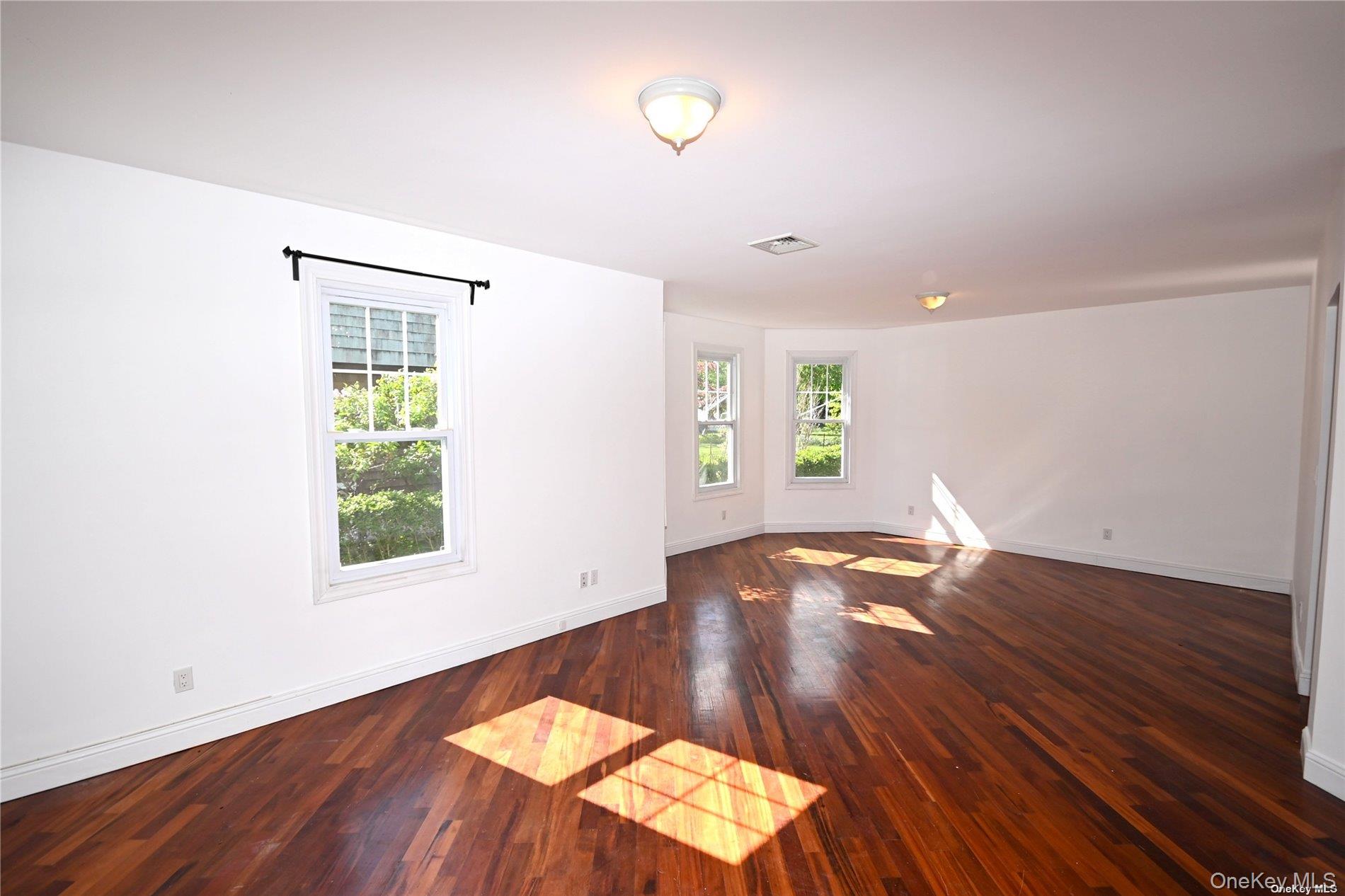 21 Arrandale Avenue, Great Neck, NY 11024