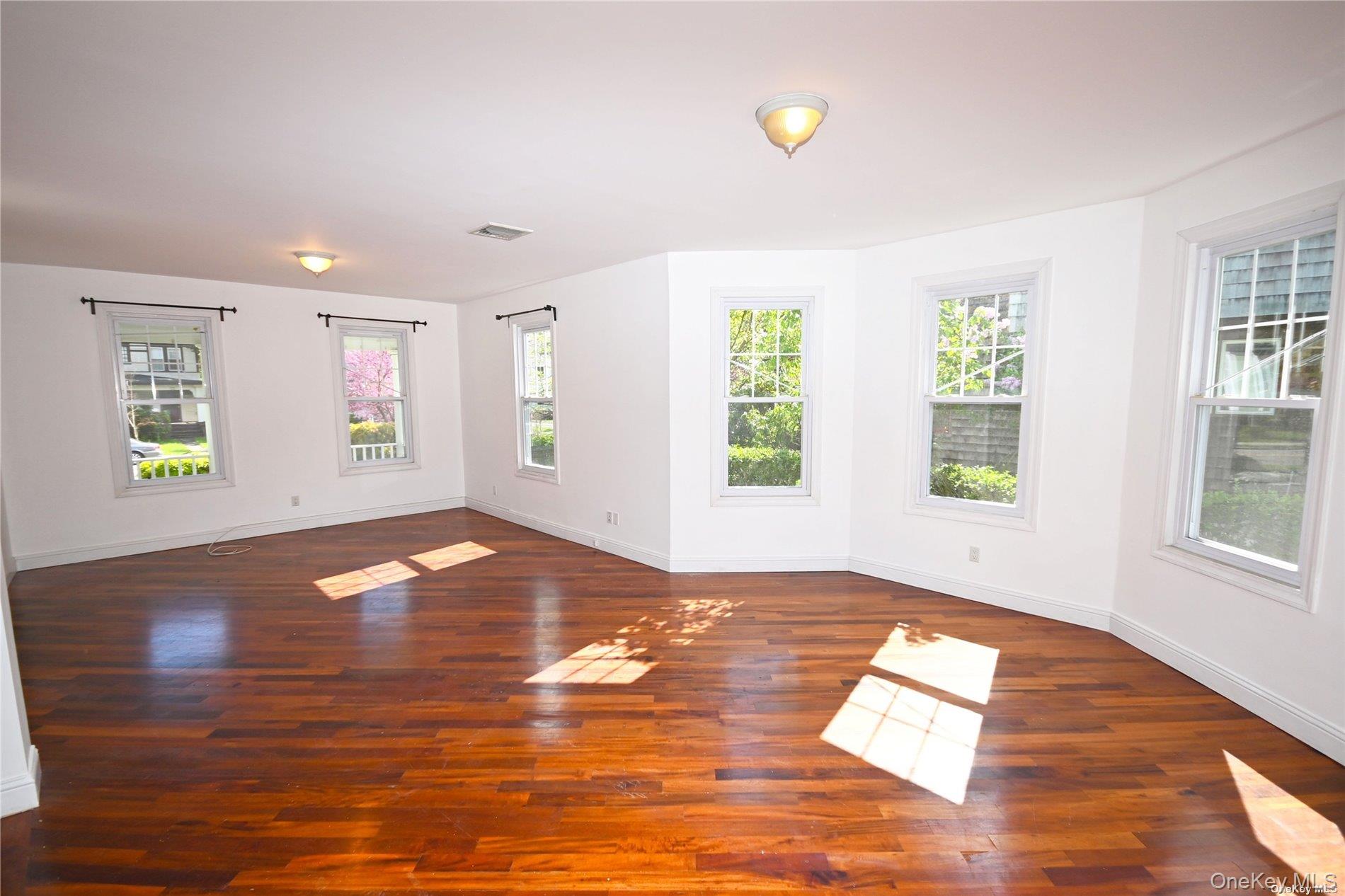 21 Arrandale Avenue, Great Neck, NY 11024