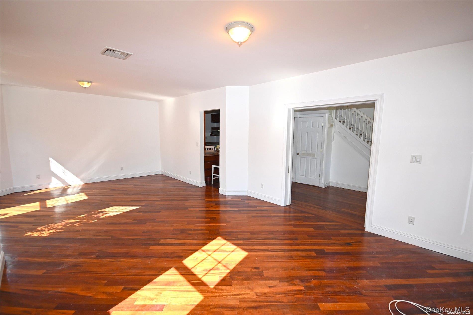 21 Arrandale Avenue, Great Neck, NY 11024