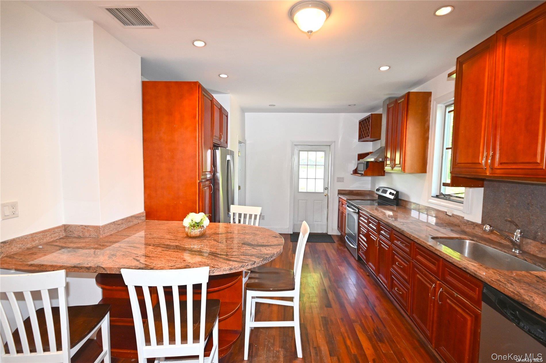 21 Arrandale Avenue, Great Neck, NY 11024