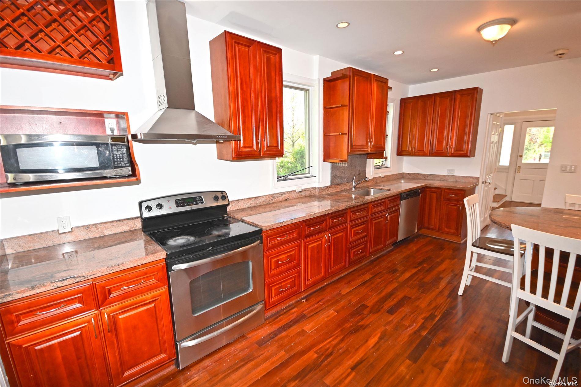 21 Arrandale Avenue, Great Neck, NY 11024