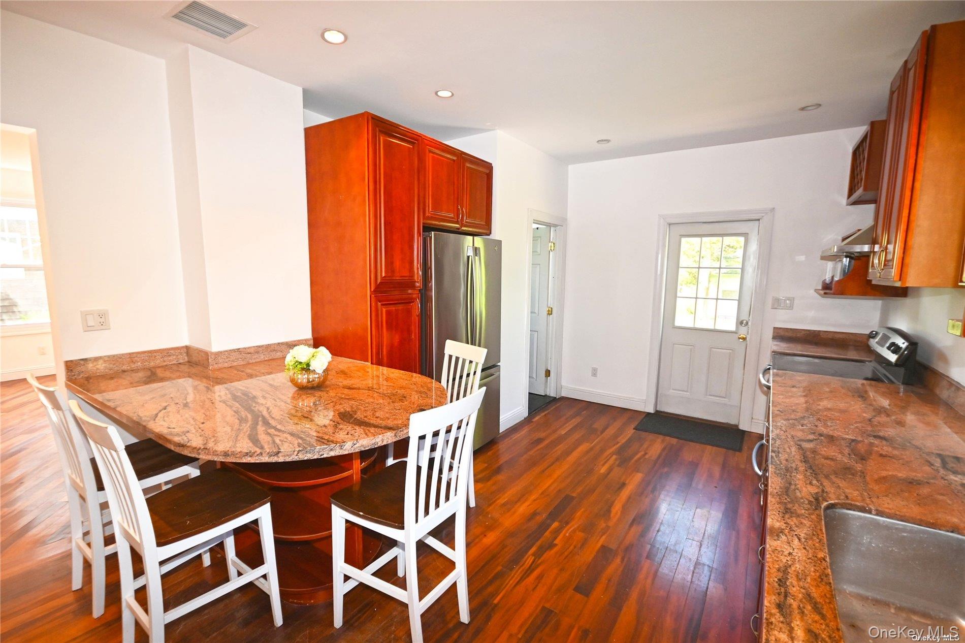 21 Arrandale Avenue, Great Neck, NY 11024