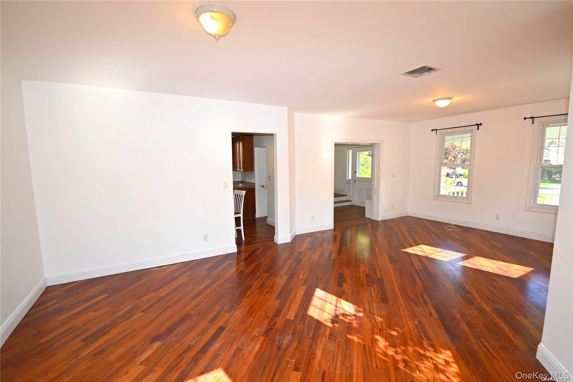 21 Arrandale Avenue, Great Neck, NY 11024