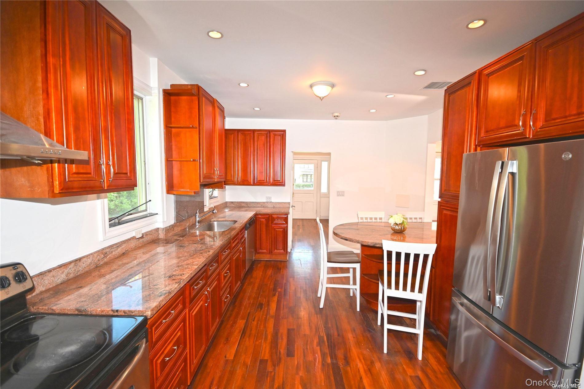 21 Arrandale Avenue, Great Neck, NY 11024