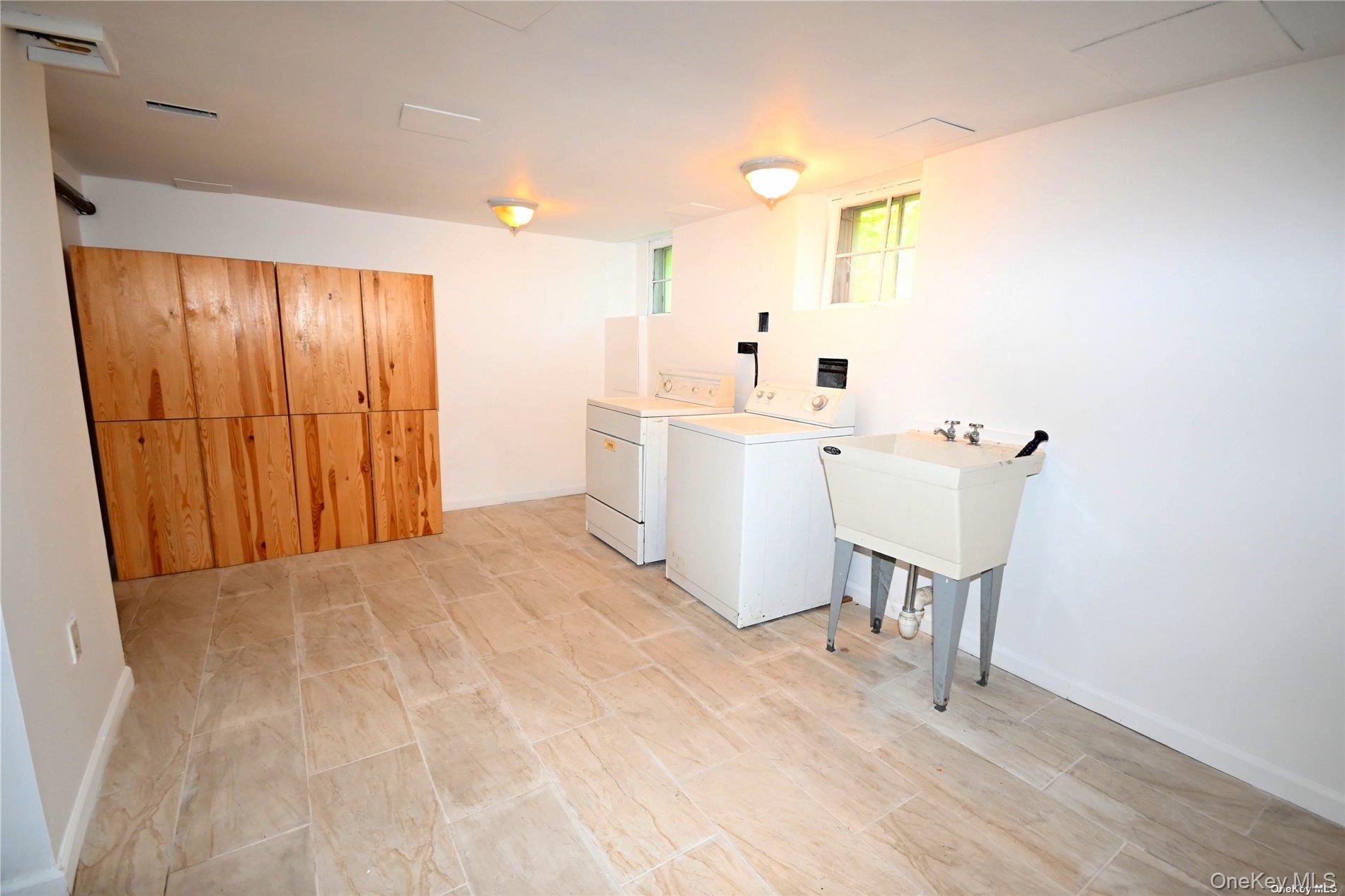 21 Arrandale Avenue, Great Neck, NY 11024