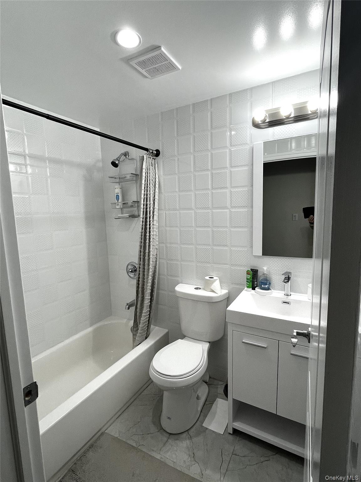 7026 Queens Boulevard # 2A, Woodside, NY 11377