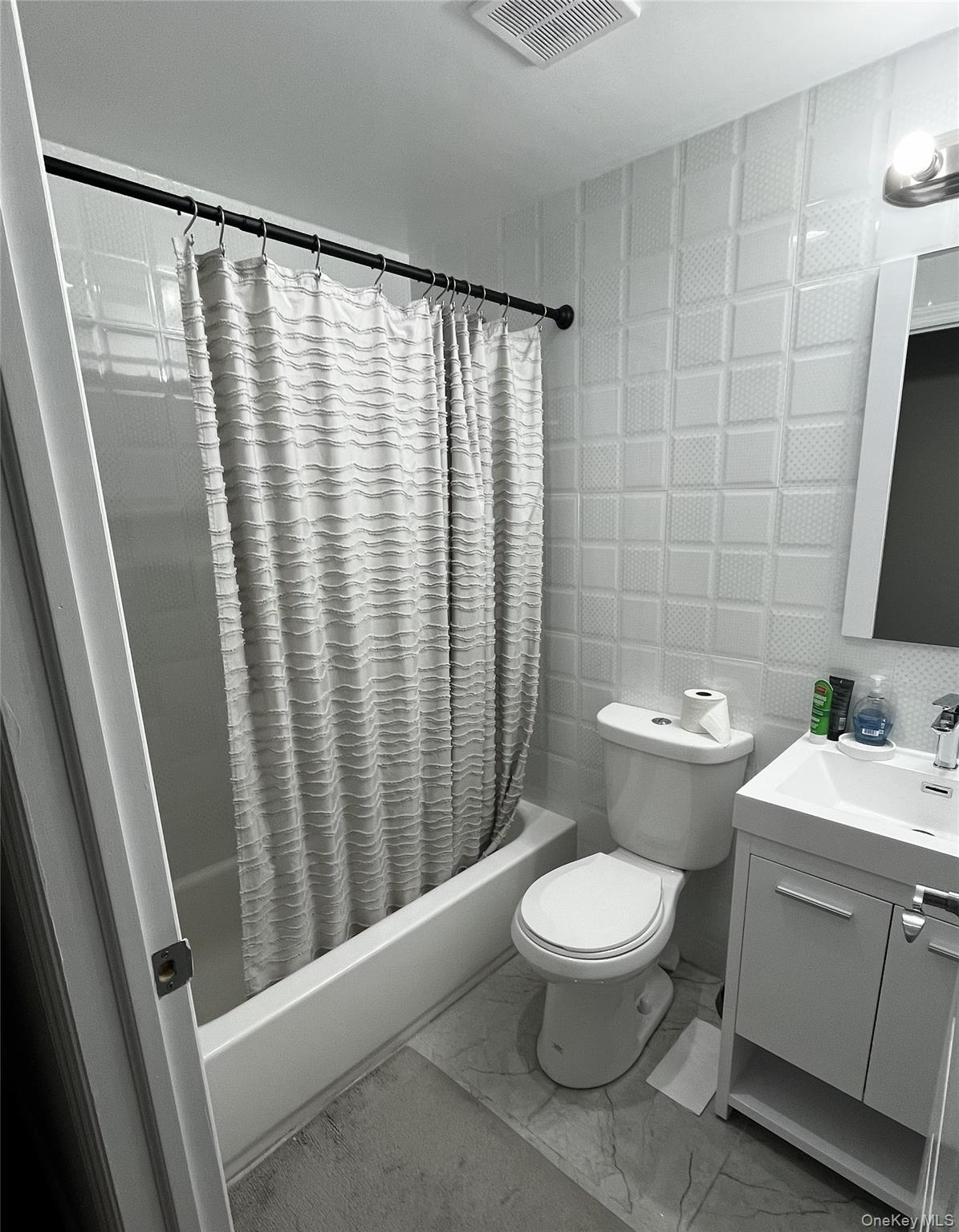 7026 Queens Boulevard # 2A, Woodside, NY 11377