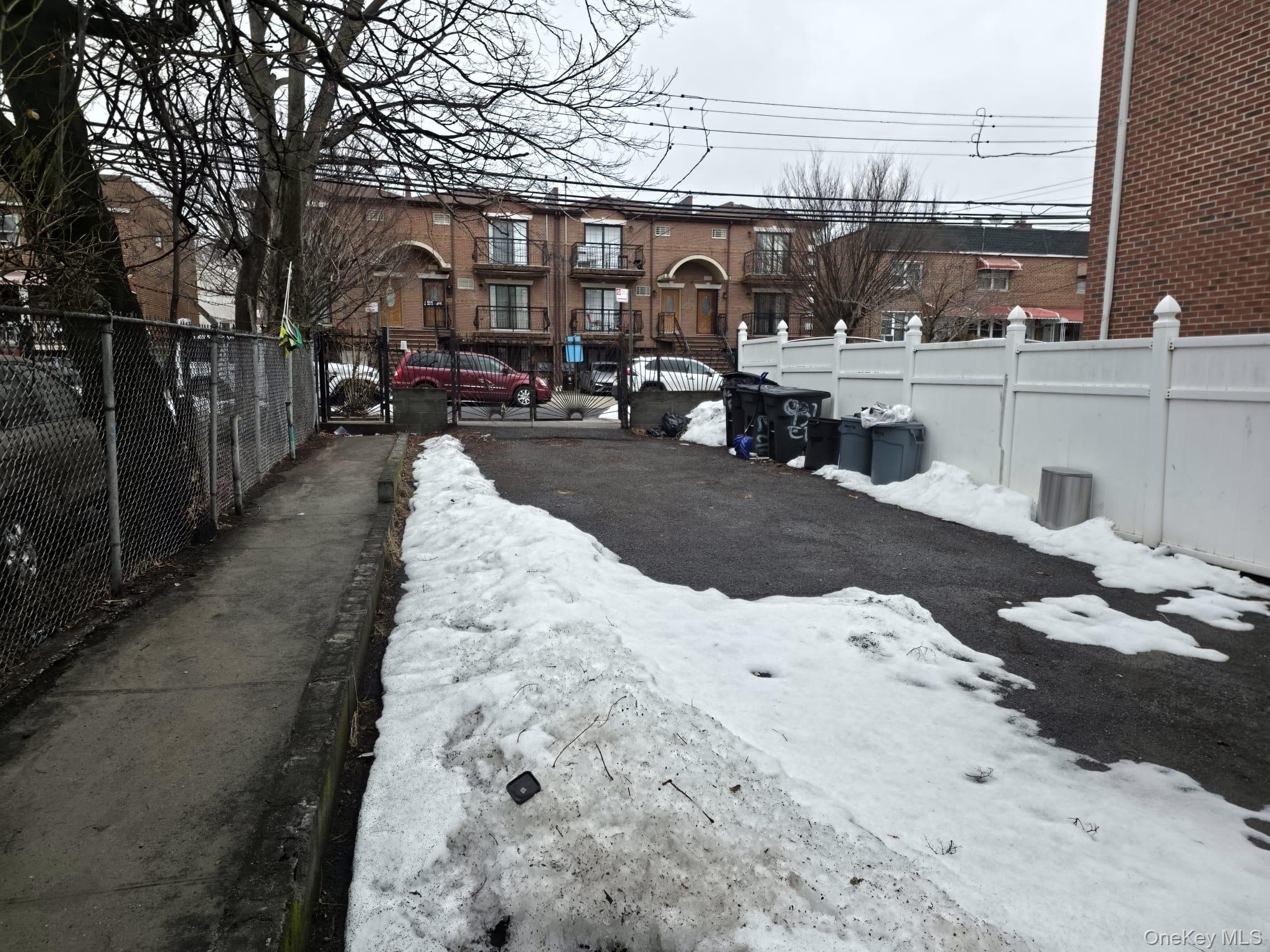 932 E 215TH ST, Bronx, NY 10469