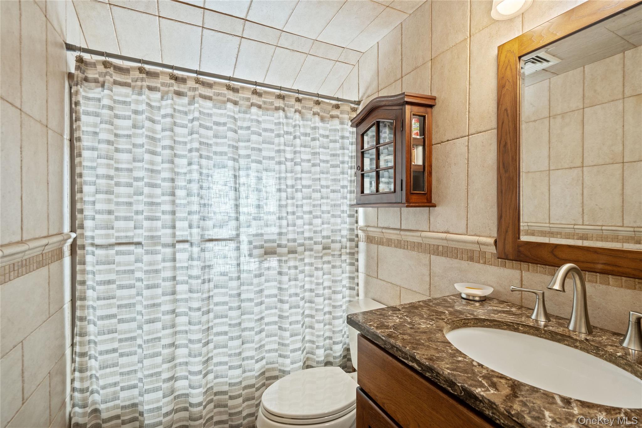 18 Bridle Lane, Hicksville, NY 11801