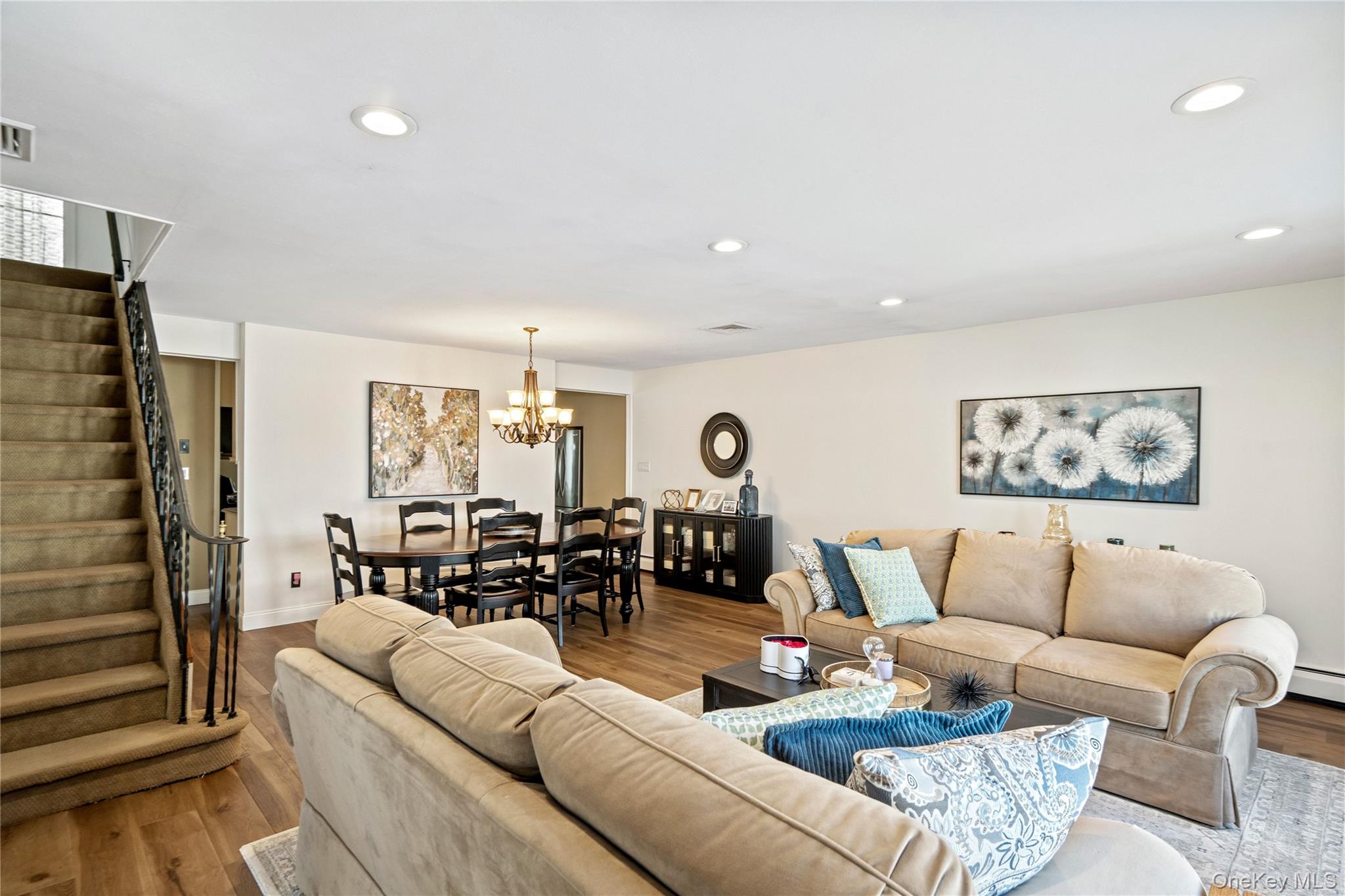 18 Bridle Lane, Hicksville, NY 11801