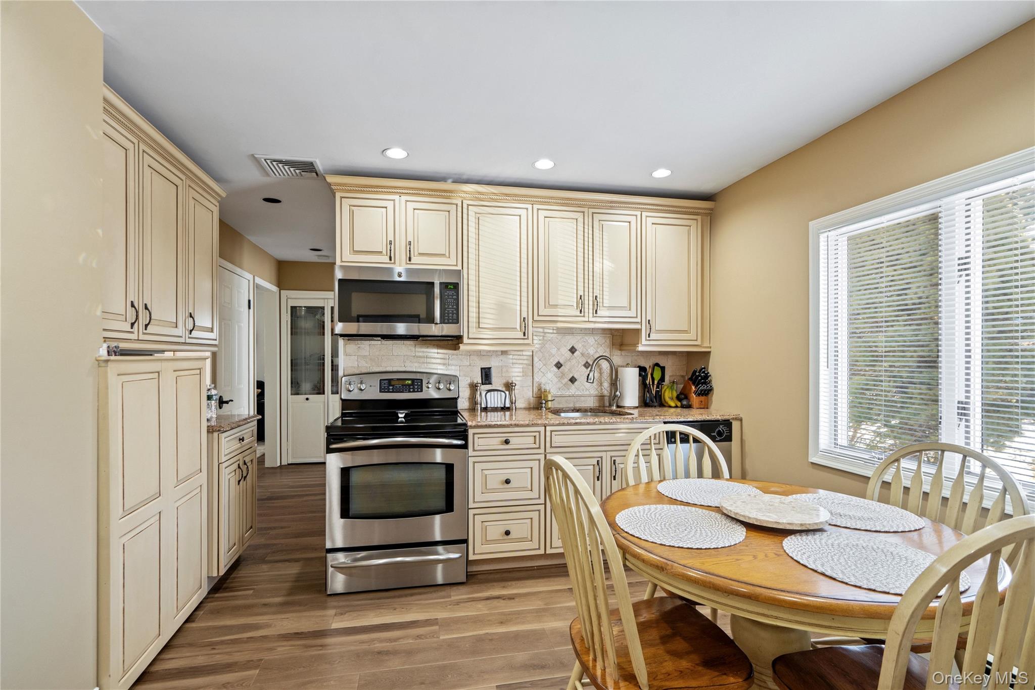 18 Bridle Lane, Hicksville, NY 11801