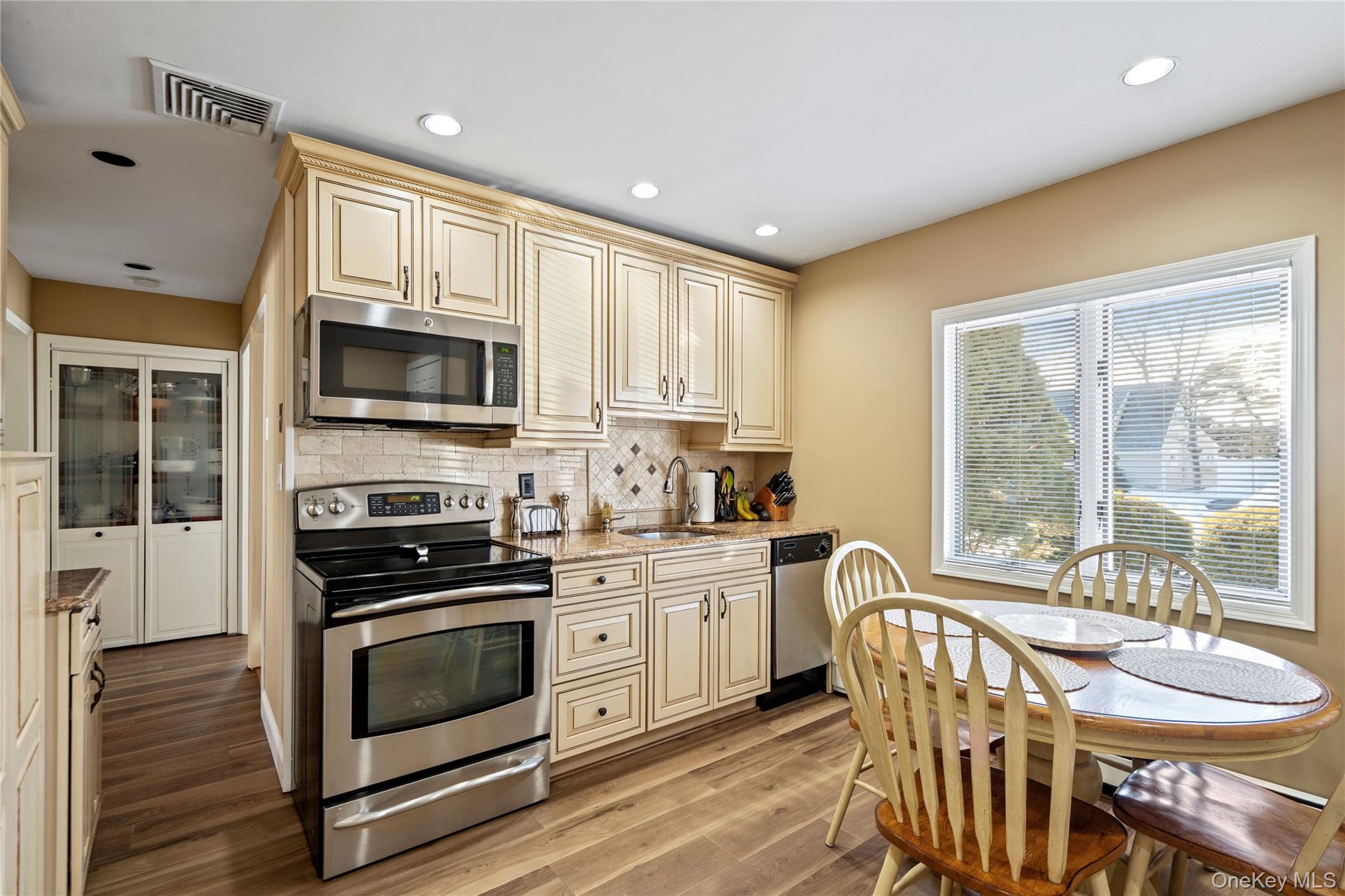 18 Bridle Lane, Hicksville, NY 11801