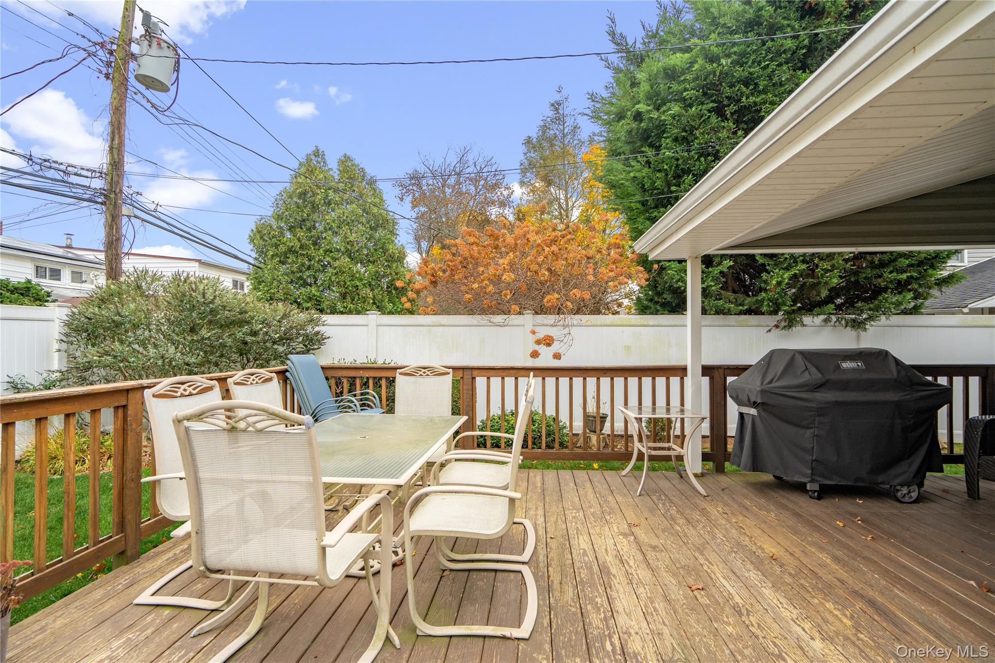 18 Bridle Lane, Hicksville, NY 11801