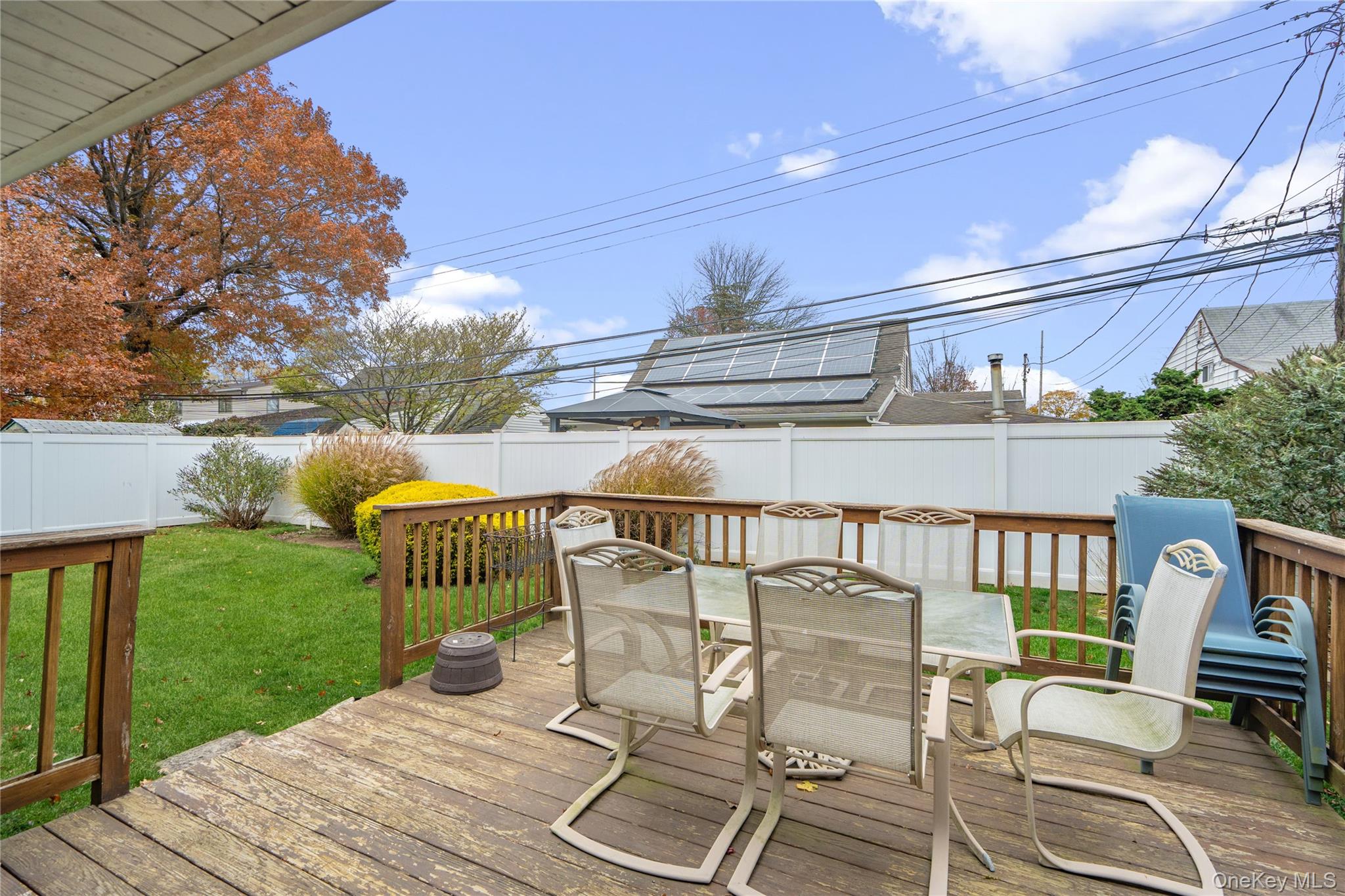 18 Bridle Lane, Hicksville, NY 11801