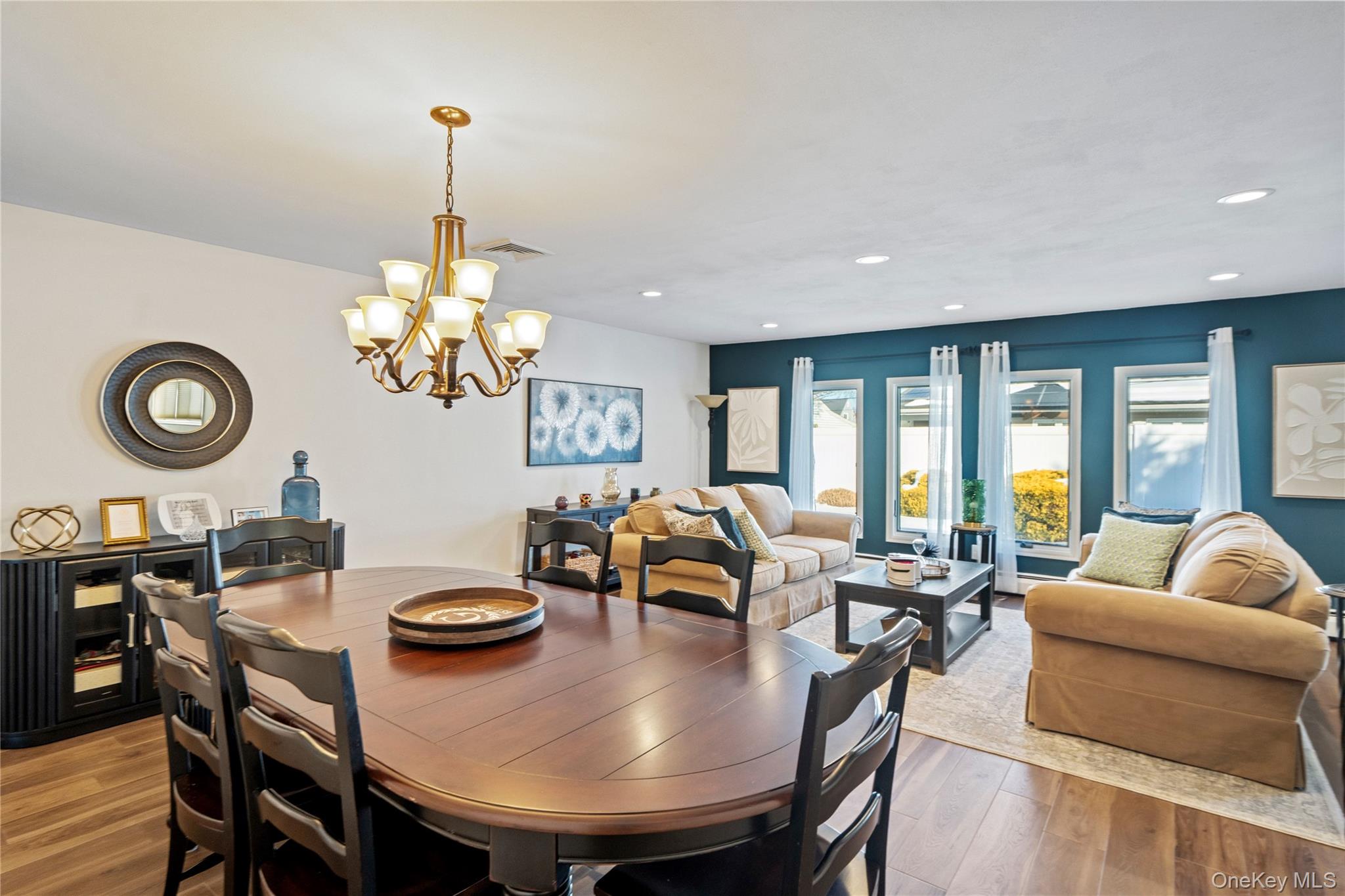 18 Bridle Lane, Hicksville, NY 11801