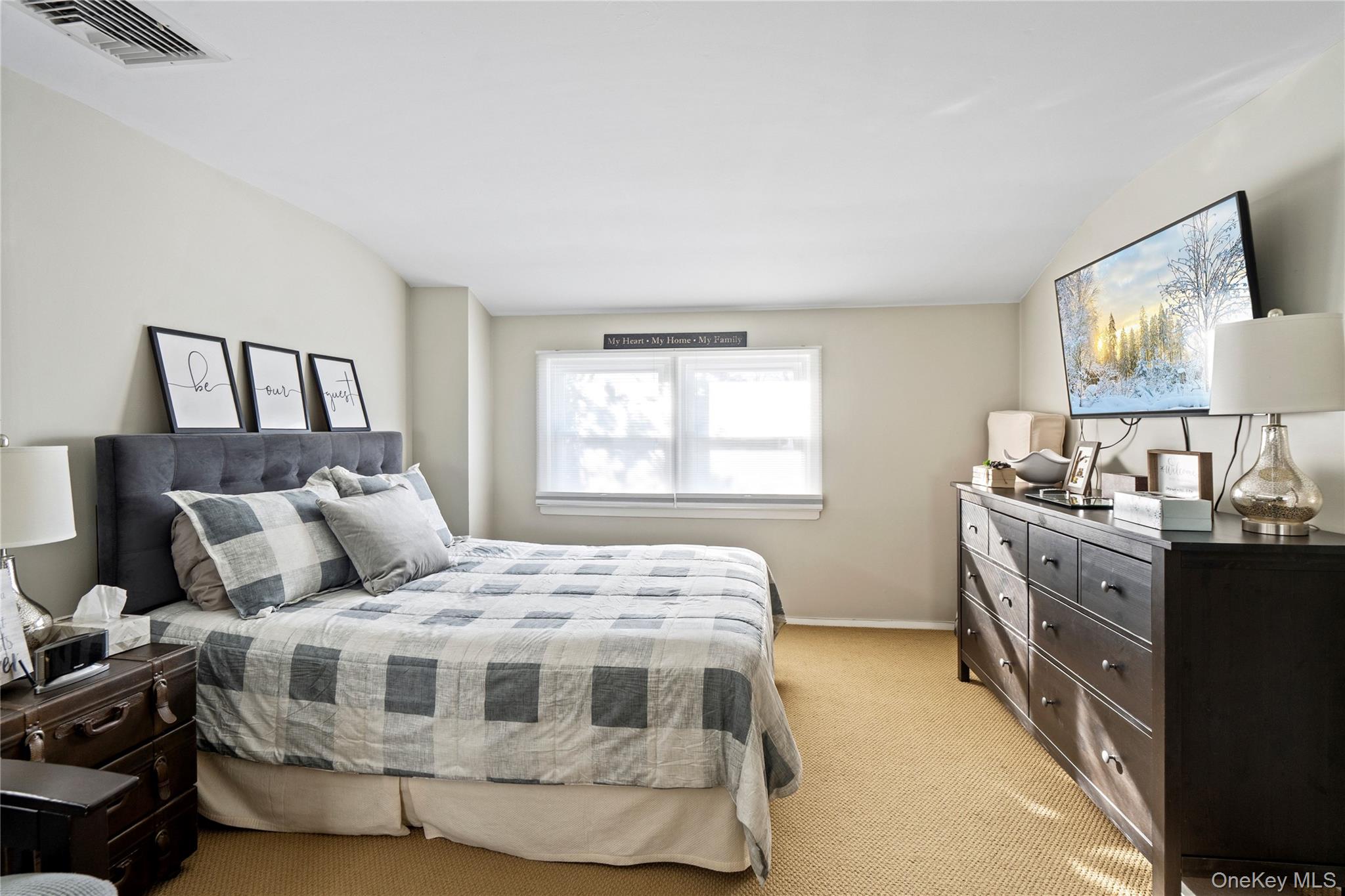 18 Bridle Lane, Hicksville, NY 11801